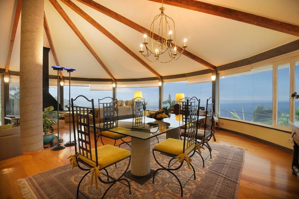 View (from property/room), Living room, Seating area, Dining area, Sea view