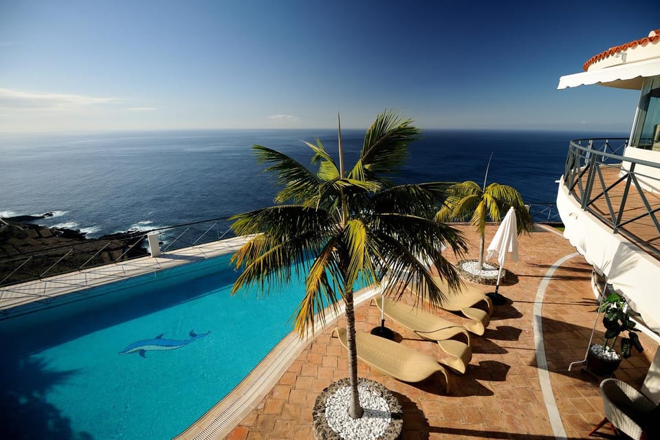 Nearby landmark, Day, Natural landscape, View (from property/room), Balcony/Terrace, Pool view, Sea view, Swimming pool, sunbed
