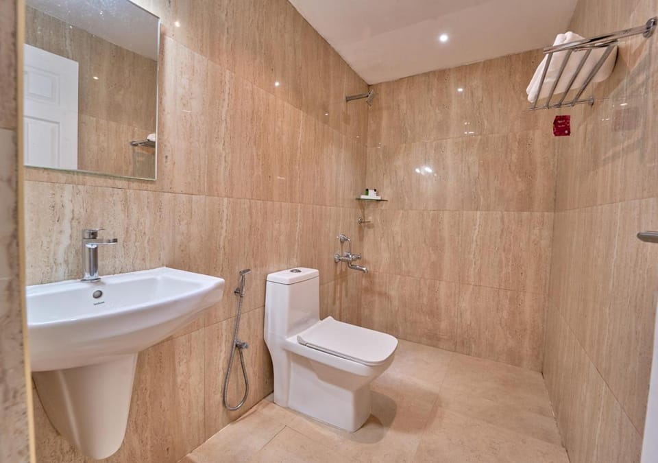 Shower, Toilet, Bathroom, bidet, towels