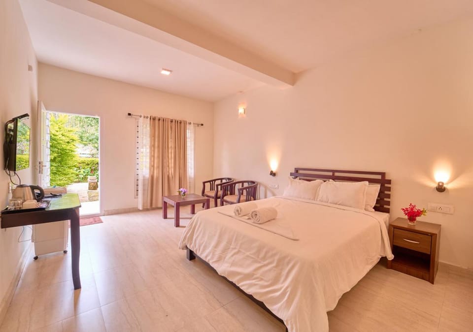 Bed, TV and multimedia, Photo of the whole room, Bedroom