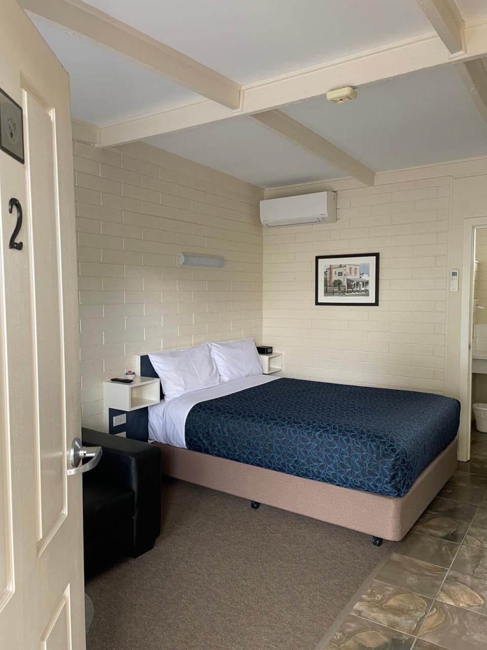 Bed, Seating area, air conditioner