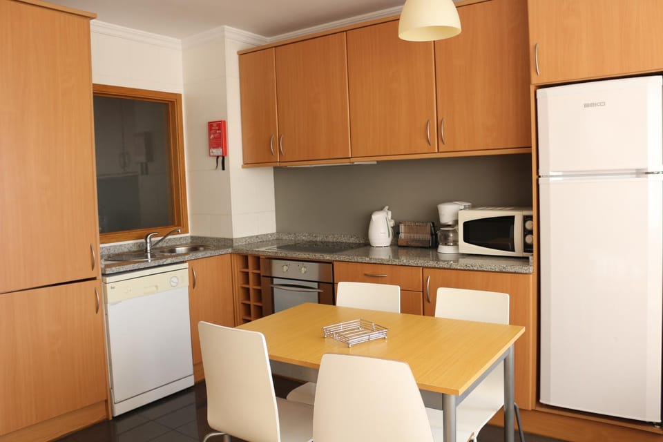 Coffee/tea facilities, Kitchen or kitchenette, Seating area, Dining area
