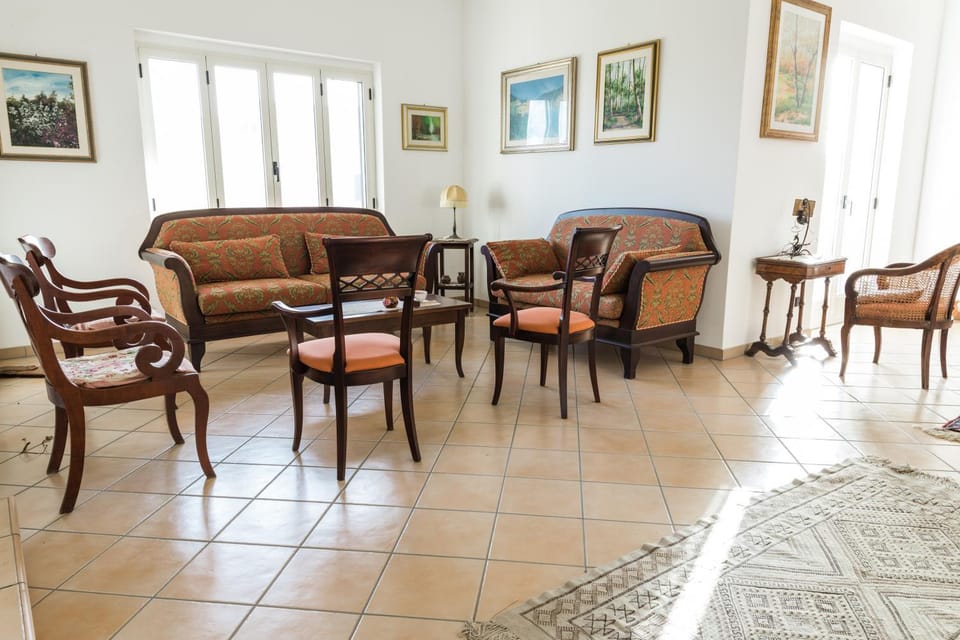 Communal lounge/ TV room, Living room, Seating area