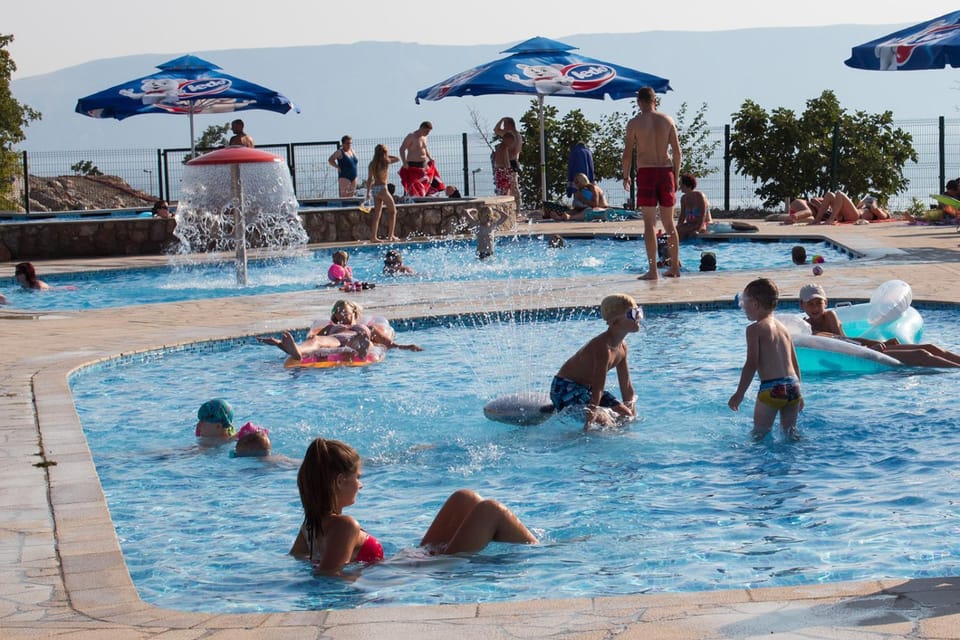 People, Swimming pool, Swimming pool, Entertainment, children, Family