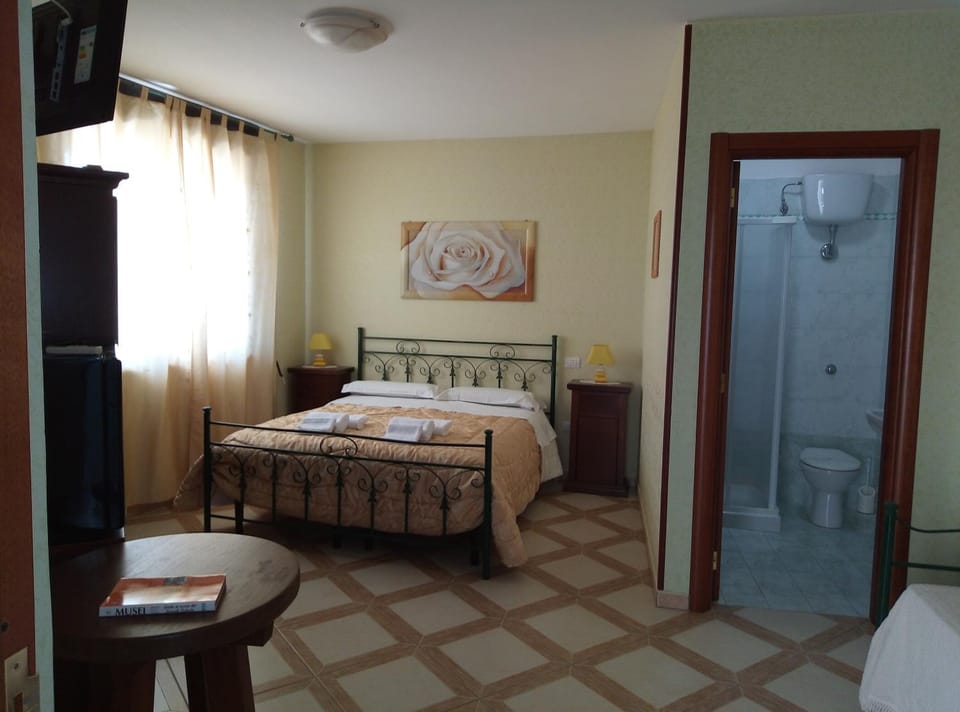Restaurant/places to eat, Bed, Photo of the whole room, Bedroom, Breakfast, towels, wardrobe