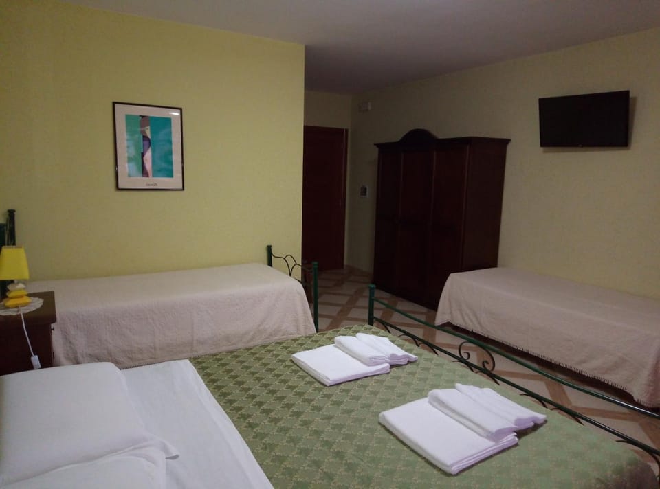 Restaurant/places to eat, Bed, TV and multimedia, Bedroom, Breakfast, towels