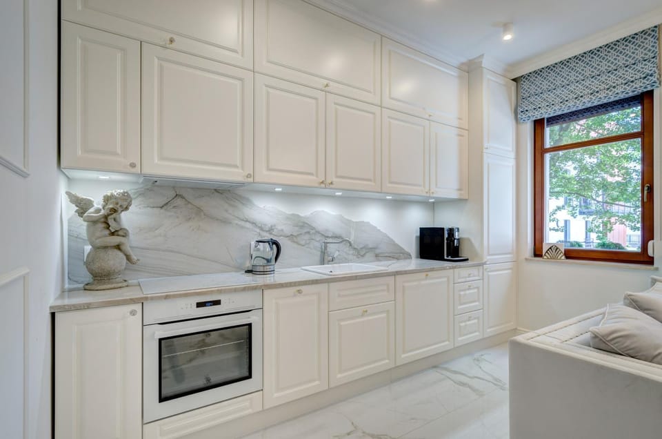 Coffee/tea facilities, Kitchen or kitchenette, Decorative detail, Seating area, Communal kitchen, Quiet street view