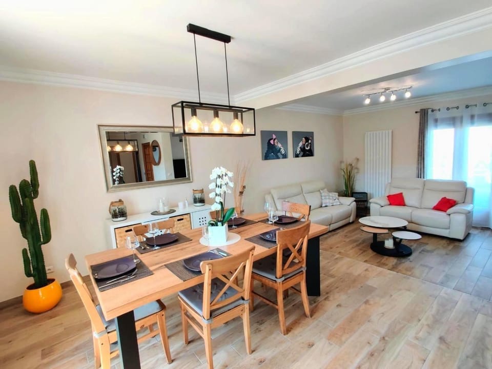 TV and multimedia, Living room, Seating area, Dining area, heating, internet