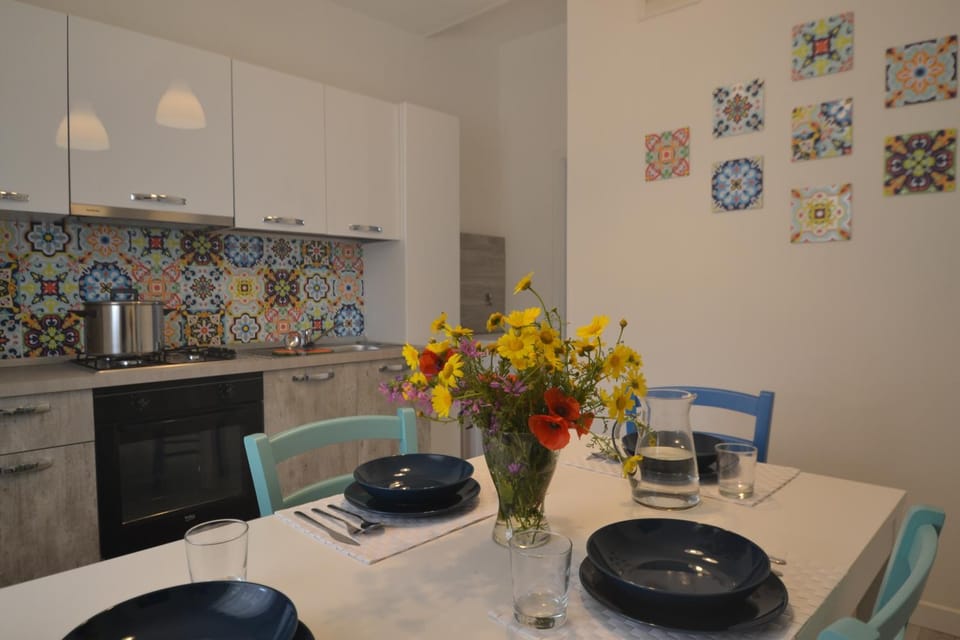 Kitchen or kitchenette, Decorative detail, Dining area