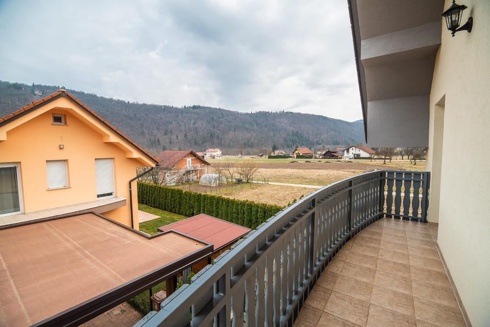 Neighbourhood, Balcony/Terrace