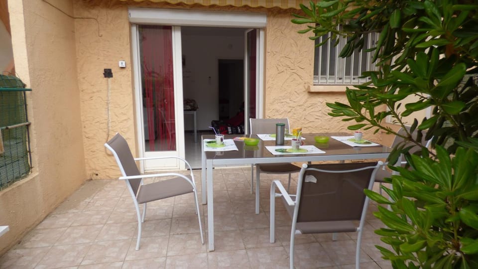 Property building, Patio, Balcony/Terrace, Dining area
