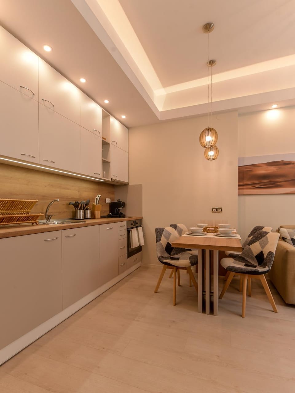 Coffee/tea facilities, Kitchen or kitchenette, Seating area, Dining area, stove