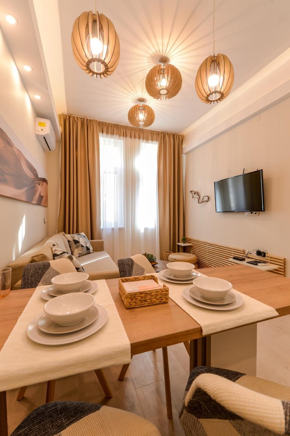 TV and multimedia, Living room, Photo of the whole room, Seating area, Dining area