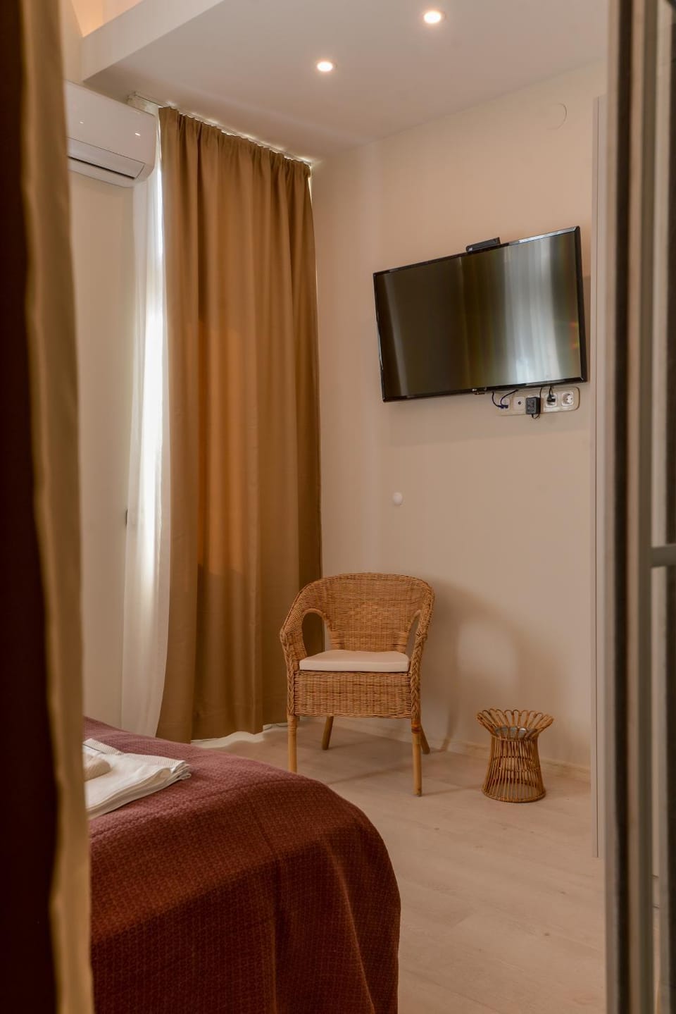 Bed, TV and multimedia, Seating area, Bedroom, towels, air conditioner