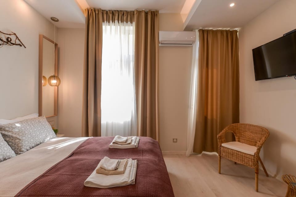 Bed, TV and multimedia, Photo of the whole room, Seating area, Bedroom, towels, air conditioner