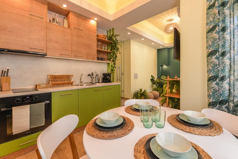 TV and multimedia, Coffee/tea facilities, Kitchen or kitchenette, Seating area, Dining area, oven, stove