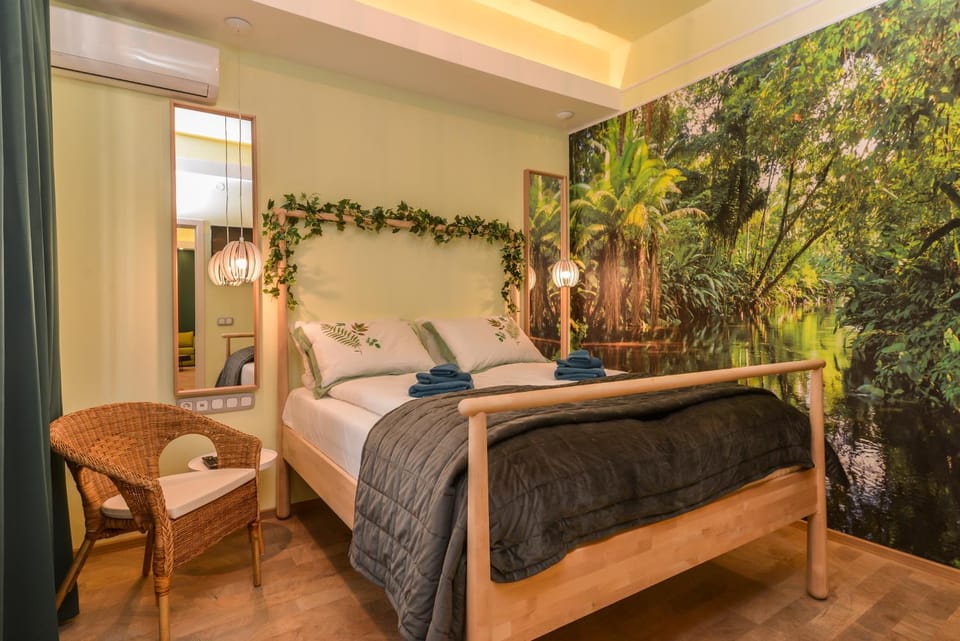 Bed, Photo of the whole room, Seating area, Bedroom, towels