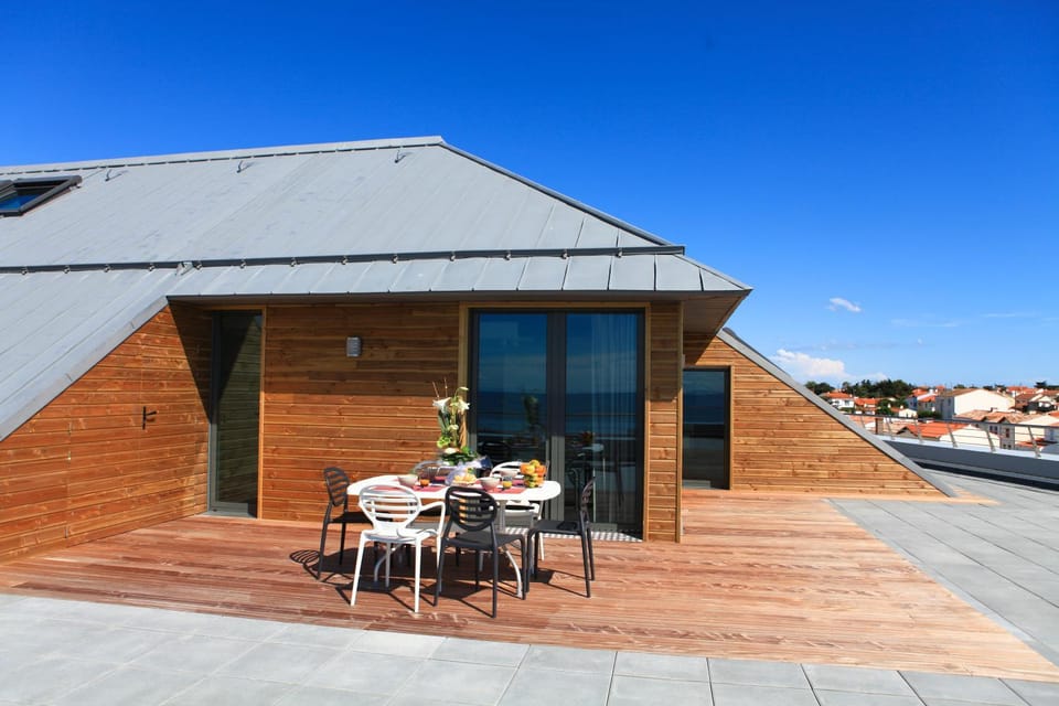 Facade/entrance, Balcony/Terrace, Dining area