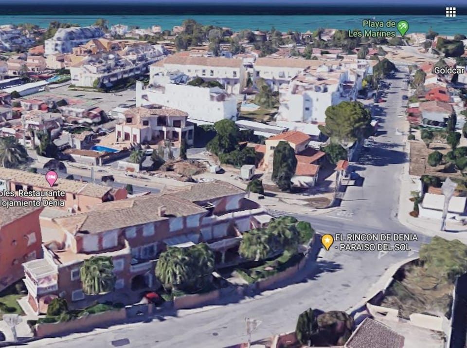 Nearby landmark, Restaurant/places to eat, Neighbourhood, Bird's eye view, Beach, Shopping Area