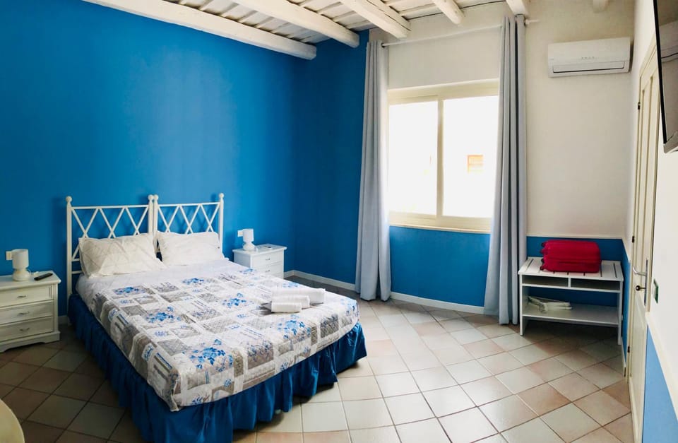 Bed, Photo of the whole room, air conditioner