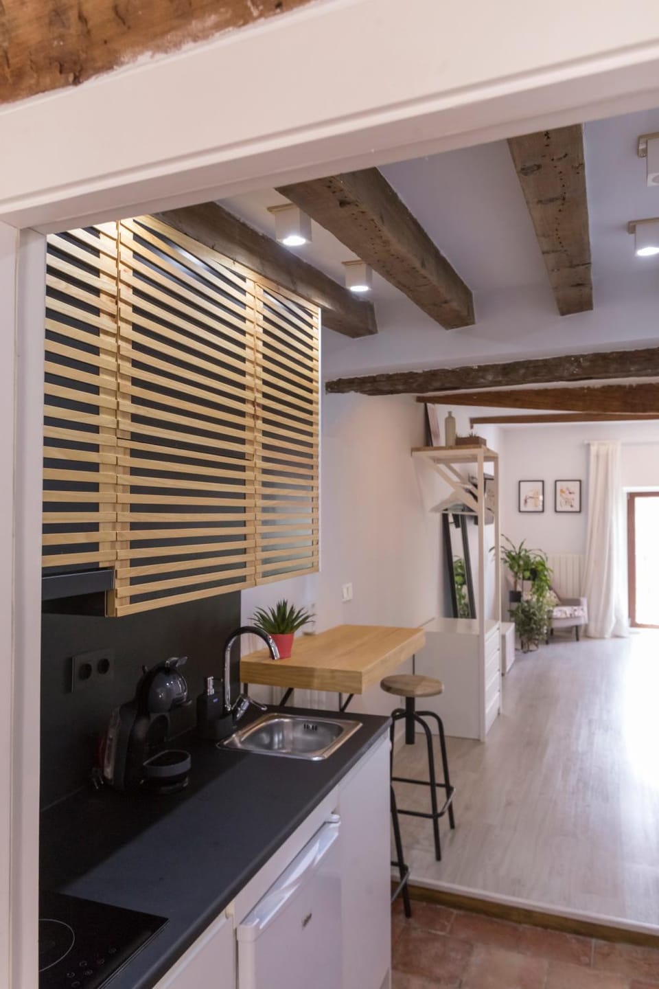 Kitchen or kitchenette, Dining area, minibar, stove