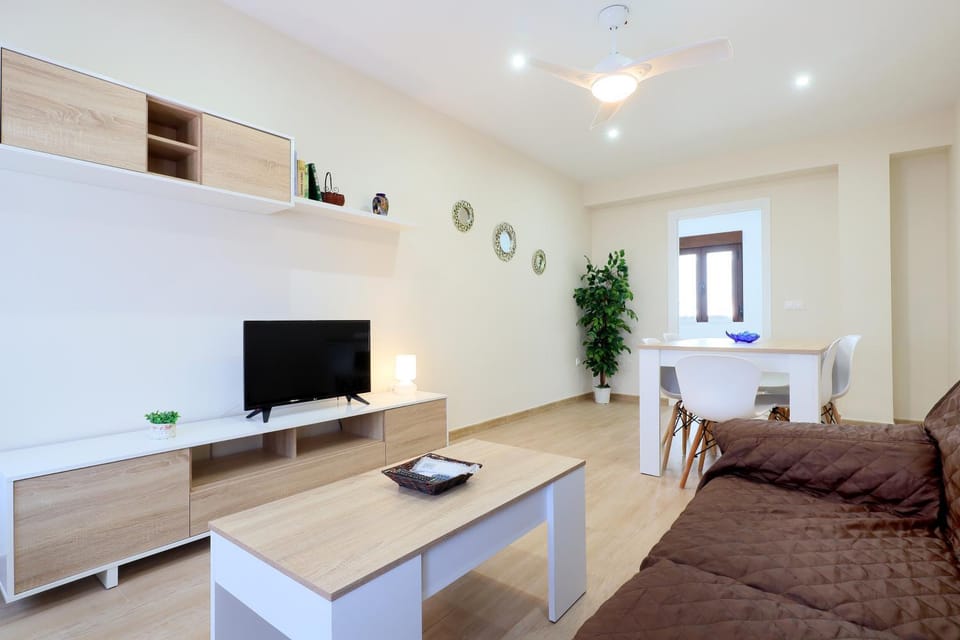 Communal lounge/ TV room, TV and multimedia, Living room, Seating area, Dining area