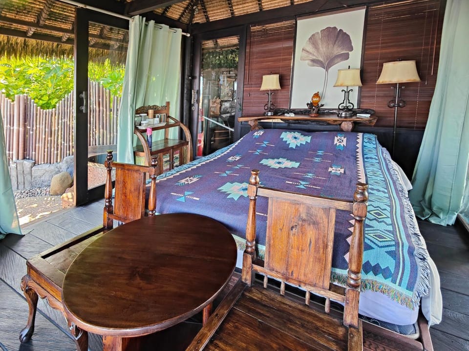 Bed, Seating area, Bedroom