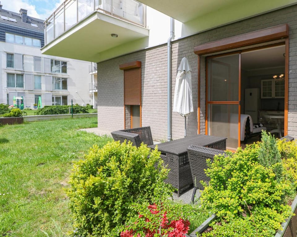Property building, Patio, Spring, Day, Garden