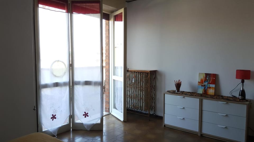 Day, Photo of the whole room, City view, Landmark view, Mountain view, Street view, Quiet street view