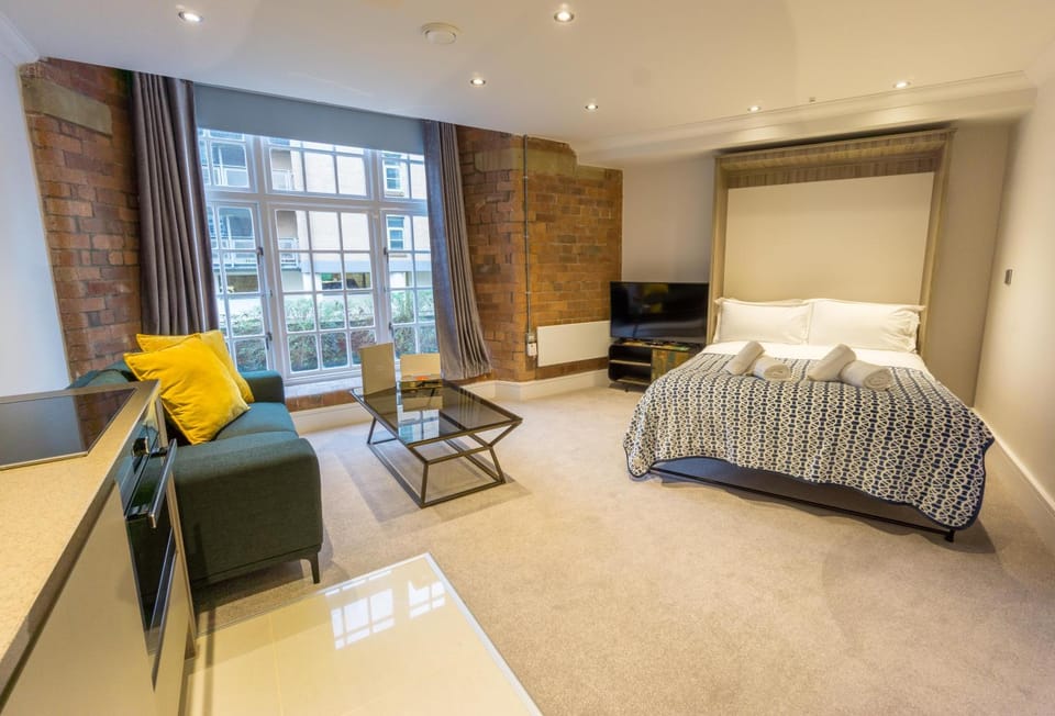 Bed, TV and multimedia, Living room, Photo of the whole room, Seating area, Bedroom, River view