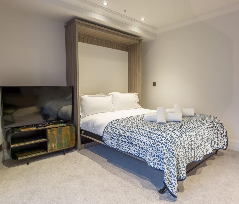 Bed, TV and multimedia, Bedroom