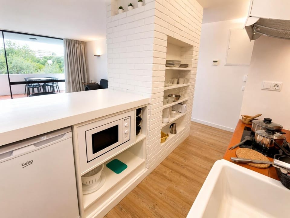 View (from property/room), Kitchen or kitchenette, Dining area, dishwasher, minibar, stove