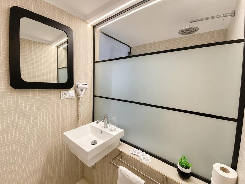 Toilet, Bathroom, towels