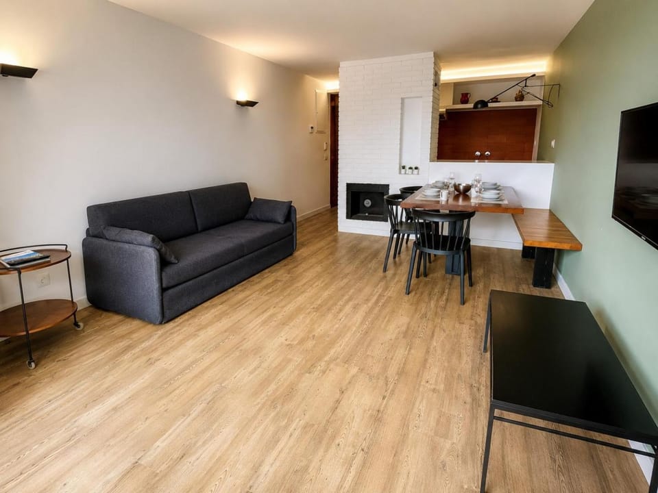 Communal lounge/ TV room, TV and multimedia, Kitchen or kitchenette, Living room, Lounge or bar, Seating area, Dining area, Evening entertainment
