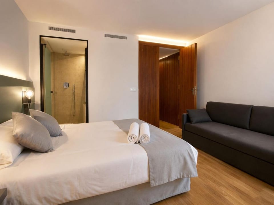 Bed, Photo of the whole room, Bedroom, wardrobe