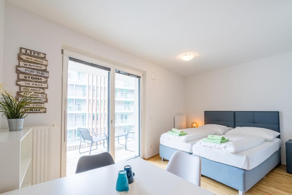 Bedroom, City view