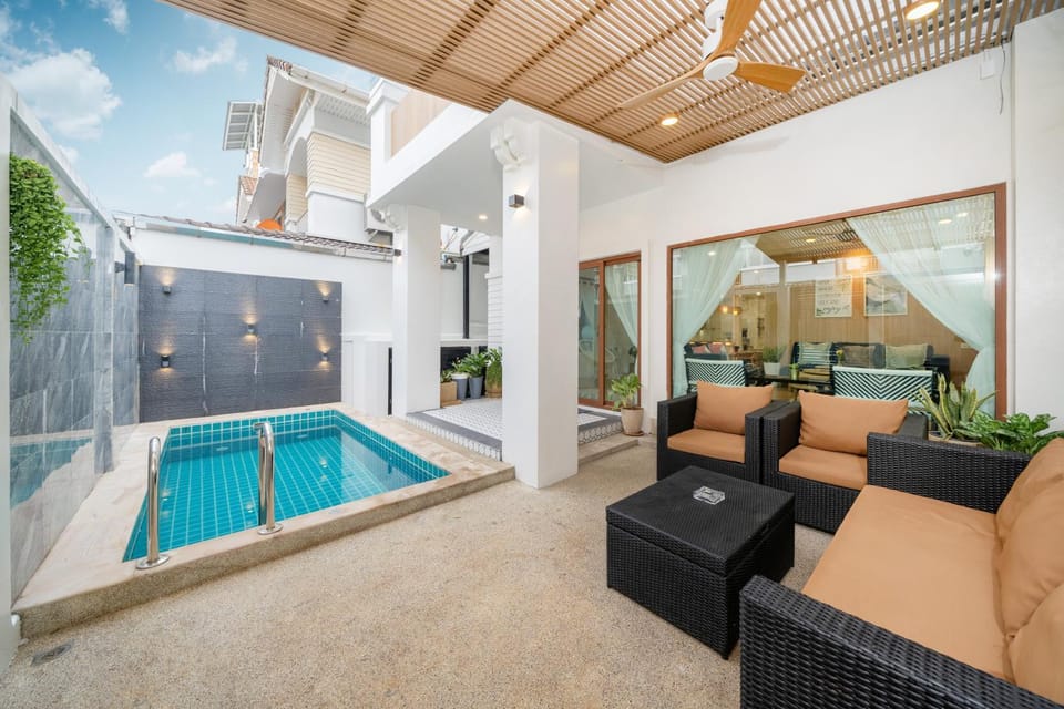 Patio, Swimming pool, sunbed