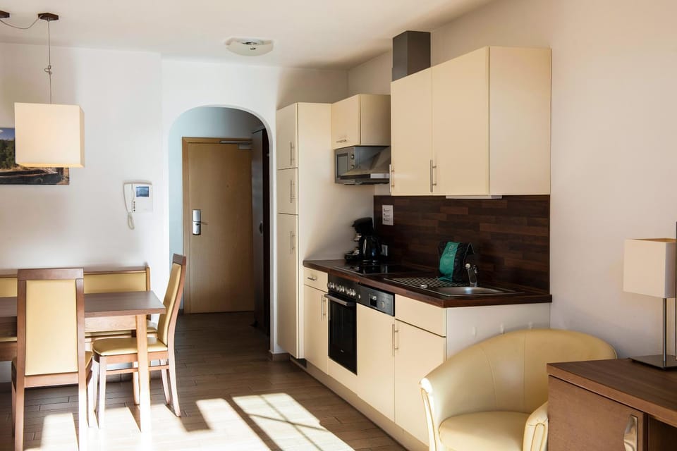 Kitchen or kitchenette, Seating area, Dining area, pet friendly, stove