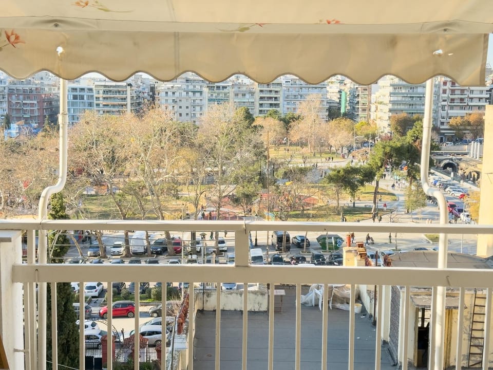 View (from property/room), Balcony/Terrace, City view, Street view
