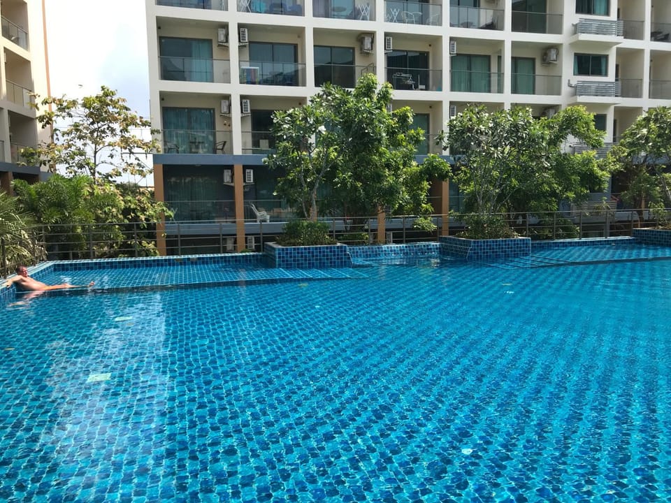 Property building, Day, Swimming pool