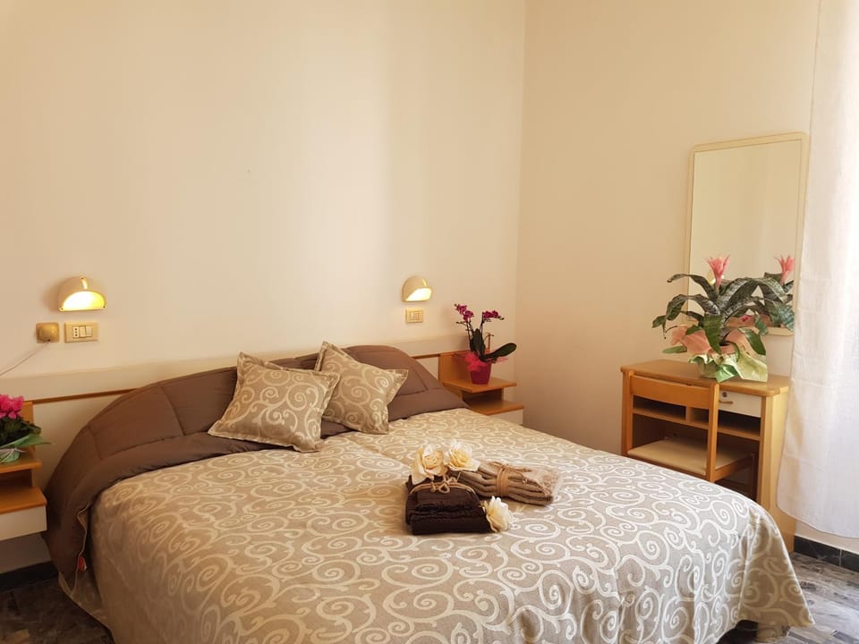 Bed, Photo of the whole room, Decorative detail, Bedroom, Family