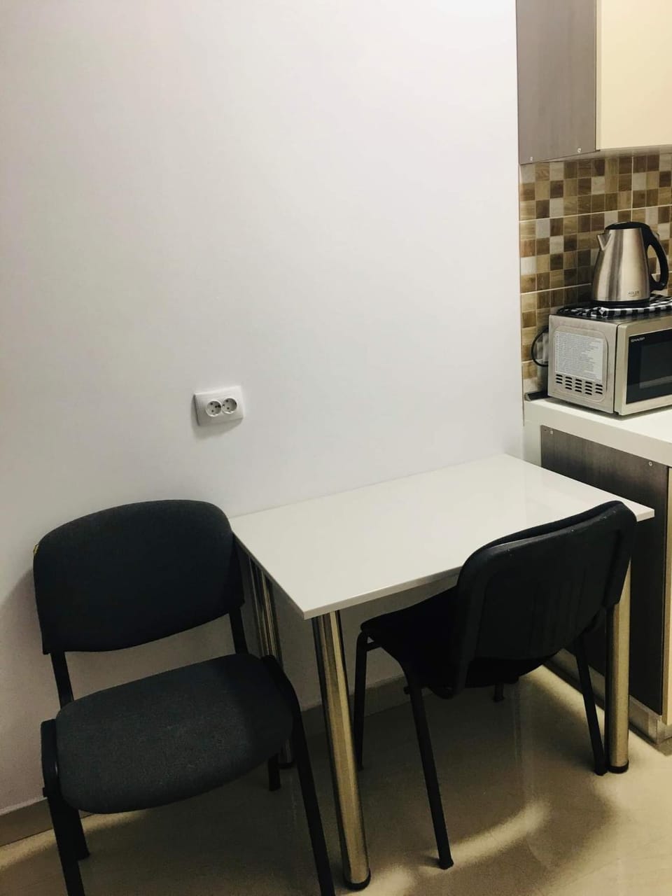 Kitchen or kitchenette, Dining area