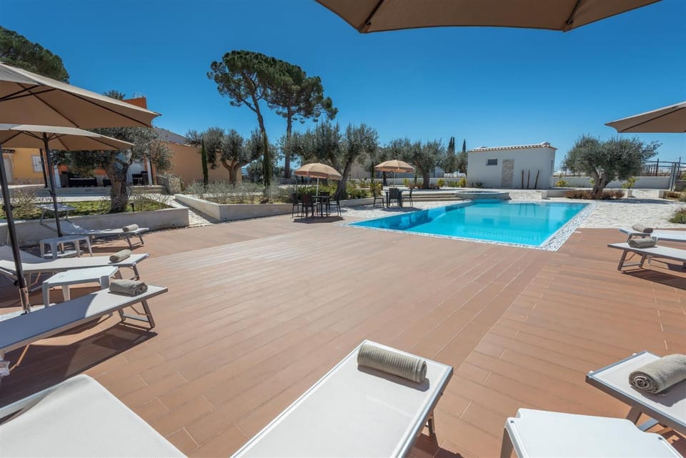 Property building, Balcony/Terrace, Swimming pool, Swimming pool