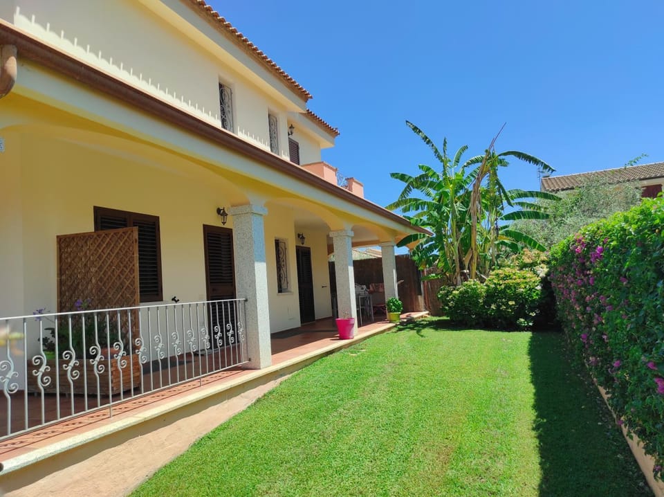 Property building, Day, Garden, Garden view