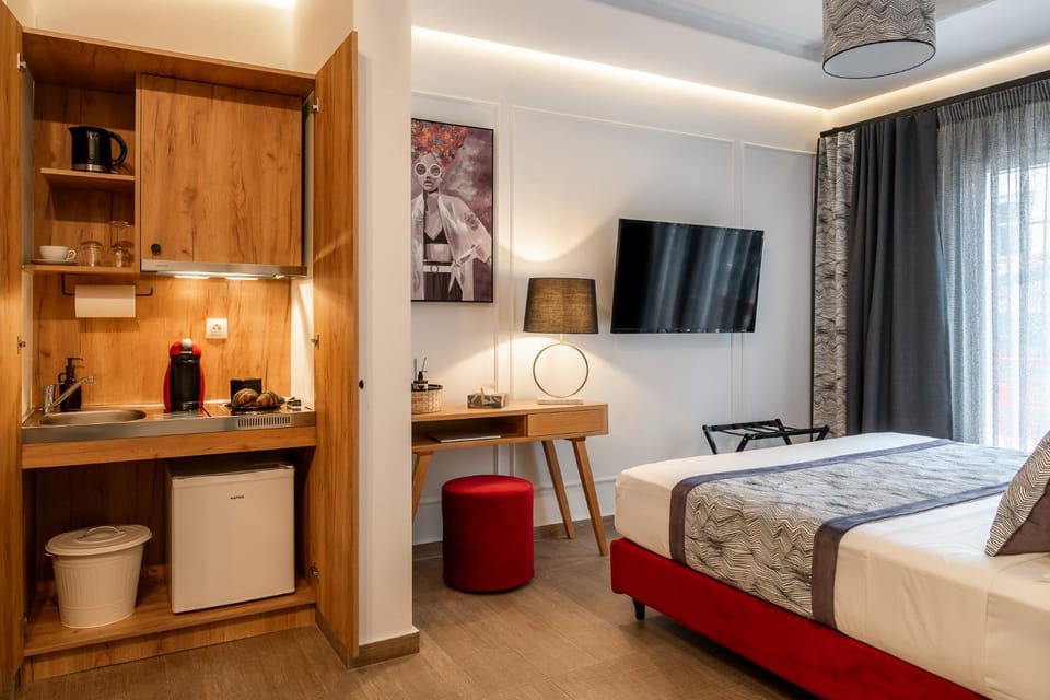 Bed, TV and multimedia, Coffee/tea facilities, Balcony/Terrace, Kitchen or kitchenette, Photo of the whole room, Bedroom, City view, flat iron, furniture, hair dryier, minibar, air conditioner