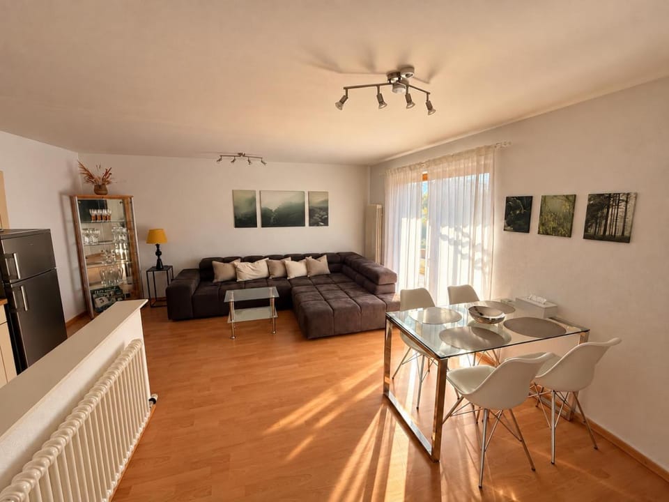 TV and multimedia, Kitchen or kitchenette, Living room, Seating area, Dining area