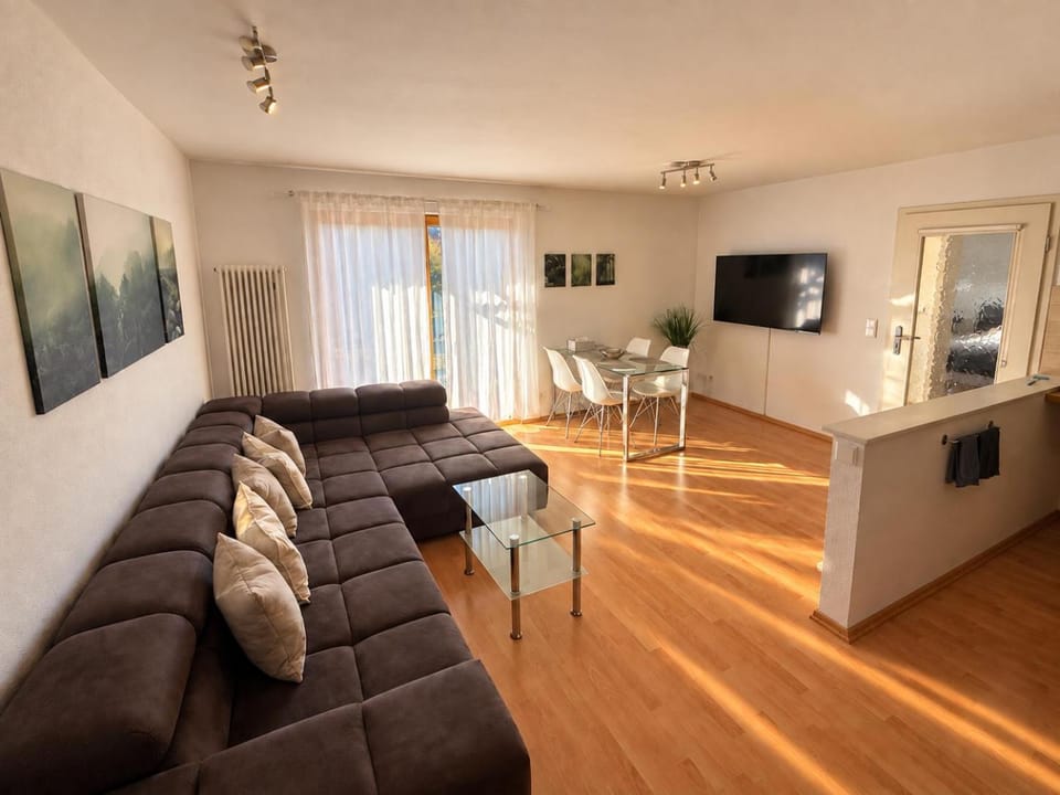 Communal lounge/ TV room, TV and multimedia, Living room, Seating area, Evening entertainment