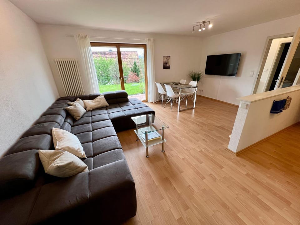 Communal lounge/ TV room, TV and multimedia, Living room, Seating area, Dining area, Evening entertainment
