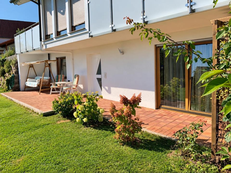 Property building, Patio, Spring, Garden, Balcony/Terrace, Garden view