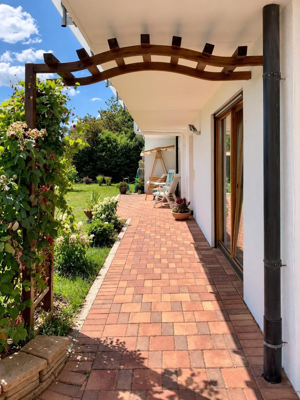 Property building, Patio, Spring, Day, Garden, Garden view